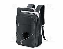 Leve tudo o que precisar para todos os lugares com esta mochila de 18 litros. Feita de couro sintético resistente à água, ela garante a proteção de tudo que há dentro da mochila contra chuva e respingos dágua. Além disso, ela possui dois bolsos na frente, um compartimento no meio que fica à frente da abertura principal e outro bolso lateral em rede para carregar garrafas ou guarda-chuvas. Por dentro, é possível guardar notebooks de até 15,6 polegadas e, em meio ao seu amplo espaço, há um extensor USB para fazer recargas com toda praticidade.
