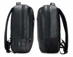 Leve tudo o que precisar para todos os lugares com esta mochila de 18 litros. Feita de couro sintético resistente à água, ela garante a proteção de tudo que há dentro da mochila contra chuva e respingos dágua. Além disso, ela possui dois bolsos na frente, um compartimento no meio que fica à frente da abertura principal e outro bolso lateral em rede para carregar garrafas ou guarda-chuvas. Por dentro, é possível guardar notebooks de até 15,6 polegadas e, em meio ao seu amplo espaço, há um extensor USB para fazer recargas com toda praticidade.