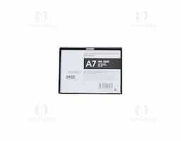 Expositor porta-retrato tamanho A7, confeccionado em poliestireno com placa acrílica transparente. Ideal para exibição de fotos, mensagens ou informativos em ambientes comerciais ou residenciais. Leve, resistente e com visual clean que valoriza o conteúdo exposto.