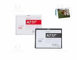 Expositor porta-retrato tamanho A7, confeccionado em poliestireno com placa acrílica transparente. Ideal para exibição de fotos, mensagens ou informativos em ambientes comerciais ou residenciais. Leve, resistente e com visual clean que valoriza o conteúdo exposto.