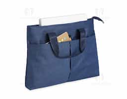 Pasta para notebook de 15 polegadas feita em poliéster resistente à água. Possui dois compartimentos: o principal, com bolsos internos para organização, e um frontal para itens menores.