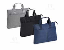 Pasta para notebook de 15 polegadas feita em poliéster resistente à água. Possui dois compartimentos: o principal, com bolsos internos para organização, e um frontal para itens menores.