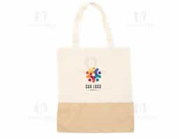 Sacola ecológica confeccionada em algodão, com alças costuradas na parte interna para maior resistência. Reutilizável e sustentável, é ideal para compras, eventos ou uso no dia a dia.