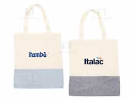 Sacola ecológica confeccionada em algodão, com alças costuradas na parte interna para maior resistência. Reutilizável e sustentável, é ideal para compras, eventos ou uso no dia a dia.