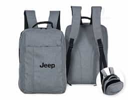 Mochila de nylon com dois compartimentos amplos, sendo um com bolso interno para notebook. Possui compartimento frontal com zíper escondido, alça superior e alças traseiras ajustáveis com revestimento em espuma. Zíperes pretos com pegadores plásticos.