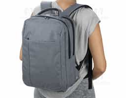 Mochila de nylon com dois compartimentos amplos, sendo um com bolso interno para notebook. Possui compartimento frontal com zíper escondido, alça superior e alças traseiras ajustáveis com revestimento em espuma. Zíperes pretos com pegadores plásticos.