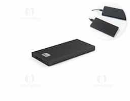 Bateria portátil em alumínio 100% reciclado. A bateria em lítio tem capacidade de 5.000 mAh e tempo de vida = 500 ciclos. Possui uma entrada/saída USB-C e duas saídas USB-A. Incluso cabo de carregamento rápido USB-C. Fornecida em caixa presente de papel kraft reciclado. 11 x 130 x 64 mm | Caixa: 82 x 20 x 131 mm