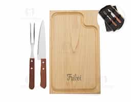Kit Churrasco 3 Peças com Estojo Kraft Prático e elegante, o kit churrasco inclui três peças essenciais: uma faca, um garfo e uma tábua de corte com canaleta para o escoamento de líquidos. Acompanha estojo em papel kraft, oferecendo uma apresentação rústica e sofisticada, ideal para presentear ou utilizar em momentos especiais.