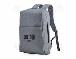 Mochila confeccionada em poliéster com compartimento para notebook até 15,6 polegadas. Contém uma divisória com bloqueador RFID e alça para encaixe em malas de viagem.