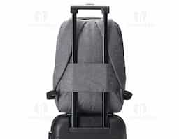 Mochila confeccionada em poliéster com compartimento para notebook até 15,6 polegadas. Contém uma divisória com bloqueador RFID e alça para encaixe em malas de viagem.