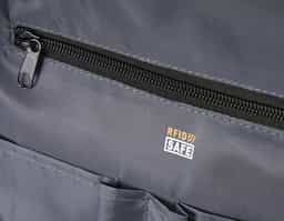 Mochila confeccionada em poliéster com compartimento para notebook até 15,6 polegadas. Contém uma divisória com bloqueador RFID e alça para encaixe em malas de viagem.