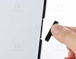 Expositor porta-retrato no formato A4, produzido em poliestireno resistente, com placa acrílica transparente para proteger e valorizar o conteúdo exibido. Ideal para uso em ambientes comerciais, eventos, recepções e escritórios, oferecendo praticidade e apresentação elegante.