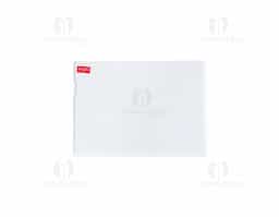 Expositor porta-retrato no formato A4, produzido em poliestireno resistente, com placa acrílica transparente para proteger e valorizar o conteúdo exibido. Ideal para uso em ambientes comerciais, eventos, recepções e escritórios, oferecendo praticidade e apresentação elegante.