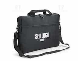 Produzida em poliéster resistente à água, esta pasta para notebook de 15 polegadas oferece durabilidade e segurança no transporte de dispositivos e documentos. Possui dois compartimentos, sendo o principal com bolso dedicado para notebook com fita elástica para fixação e revestimento espumado, proporcionando maior proteção contra impactos. Versátil, possui alça de engate para malas de viagem, alças de mão e alça transversal removível com encaixe de mosquetão, permitindo diferentes formas de uso.