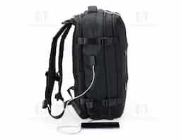 Versátil e completa, essa mochila de 41 litros é a escolha ideal para viagens, transporte de materiais de trabalho, estudo e todos os momentos do dia a dia! Com compartimentos inteligentes, ela oferece mais organização e segurança, além de resistência à água. Produzida em poliéster, são seis compartimentos, incluindo um para itens molhados, um exclusivo para tênis, um espaço amplo para roupas e documentos com entrada USB, um compartimento para notebook de até 15,6” e um bolso antifurto para maior proteção. Expansível e prática, conta ainda com fivelas ajustáveis, alças reguláveis que distribuem o peso de forma equilibrada, bolso lateral para garrafa, costas acolchoadas e engate para mala de viagem. Funcionalidade e conforto para qualquer ocasião!