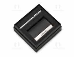 Kit executivo com 2 peças em estojo preto de papelão revestido com espuma interna. Possui uma caneta metal esfero laser e lanterna, clip metal e ao lado desenhos indicativos referente as funções, contém dois anéis prata, sendo o primeiro ao desrosquear fica o compartimento das baterias(acompanha 3 baterias CNB G3A) e o segundo anel é uma tampa com ponta touch, basta puxá-la para utilizar a caneta esfero. Porta cartão em couro sintético com detalhes em metal espelhado, parte interna revestida com veludo.