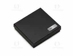 Kit executivo com 2 peças em estojo preto de papelão revestido com espuma interna. Possui uma caneta metal esfero laser e lanterna, clip metal e ao lado desenhos indicativos referente as funções, contém dois anéis prata, sendo o primeiro ao desrosquear fica o compartimento das baterias(acompanha 3 baterias CNB G3A) e o segundo anel é uma tampa com ponta touch, basta puxá-la para utilizar a caneta esfero. Porta cartão em couro sintético com detalhes em metal espelhado, parte interna revestida com veludo.