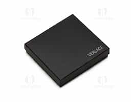 Kit executivo com 2 peças em estojo preto de papelão revestido com espuma interna. Possui uma caneta metal esfero laser e lanterna, clip metal e ao lado desenhos indicativos referente as funções, contém dois anéis prata, sendo o primeiro ao desrosquear fica o compartimento das baterias(acompanha 3 baterias CNB G3A) e o segundo anel é uma tampa com ponta touch, basta puxá-la para utilizar a caneta esfero. Porta cartão em couro sintético com detalhes em metal espelhado, parte interna revestida com veludo.