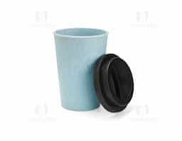 Copo de 450ml feito em fibra de arroz e polipropileno, livre de BPA. Acompanha tampa com bocal para facilitar o consumo de bebidas.