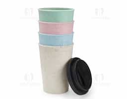 Copo de 450ml feito em fibra de arroz e polipropileno, livre de BPA. Acompanha tampa com bocal para facilitar o consumo de bebidas.