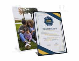 Expositor porta-retrato no formato A4, fabricado em poliestireno com placa acrílica para proteção da imagem ou documento