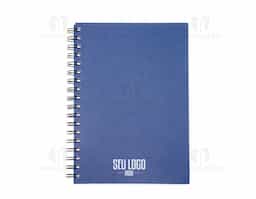 aderno com capa em cromato e wire-o metálico. Possui aproximadamente 86 folhas pautadas e páginas para: dados pessoais, calendários de 2025 à 2027, planejamentos e endereços de contatos.
