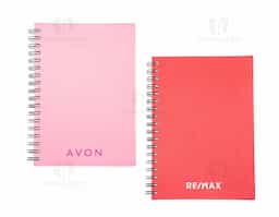 aderno com capa em cromato e wire-o metálico. Possui aproximadamente 86 folhas pautadas e páginas para: dados pessoais, calendários de 2025 à 2027, planejamentos e endereços de contatos.