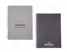 aderno com capa em cromato e wire-o metálico. Possui aproximadamente 86 folhas pautadas e páginas para: dados pessoais, calendários de 2025 à 2027, planejamentos e endereços de contatos.