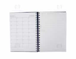 aderno com capa em cromato e wire-o metálico. Possui aproximadamente 86 folhas pautadas e páginas para: dados pessoais, calendários de 2025 à 2027, planejamentos e endereços de contatos.