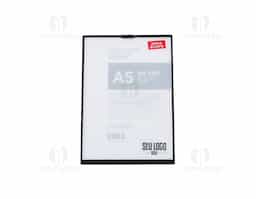 Expositor porta-retrato no formato A5, produzido em poliestireno, com placa frontal em acrílico transparente que protege e valoriza a imagem exposta. Ideal para organização e apresentação de materiais visuais em ambientes diversos.
