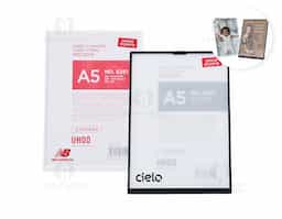 Expositor porta-retrato no formato A5, produzido em poliestireno, com placa frontal em acrílico transparente que protege e valoriza a imagem exposta. Ideal para organização e apresentação de materiais visuais em ambientes diversos.