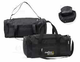 Bolsa de nylon com capacidade de 23 litros, equipada com quatro compartimentos para melhor organização. Possui alça transversal regulável e alças de mãos, oferecendo versatilidade e conforto no transporte. Ideal para uso diário ou viagens curtas.
