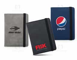 Porta-passaporte em couro sintético com proteção RFID, que bloqueia a leitura não autorizada de dados. Possui quatro compartimentos para cartões, três bolsos (um para passaporte), espaços para cartões SIM e fechamento com elástico, garantindo organização e segurança durante viagens.