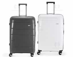 Mala de viagem rígida com capacidade de 95 litros, feita em plástico resistente. Conta com cadeado numérico TSA, compartimentos internos com bolso telado e cinta compressora. Possui duas alças de mão, puxador retrátil ajustável, quatro rodas 360° e apoios laterais. Acompanha placa para personalização.