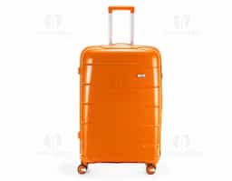 Mala de viagem rígida com capacidade de 95 litros, feita em plástico resistente. Conta com cadeado numérico TSA, compartimentos internos com bolso telado e cinta compressora. Possui duas alças de mão, puxador retrátil ajustável, quatro rodas 360° e apoios laterais. Acompanha placa para personalização.