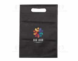Sacola em TNT sem alça, ideal para embalagens promocionais ou eventos. Leve e prática, é indicada para uso simples e descartável. Pedidos disponíveis apenas em múltiplos de 100 unidades.