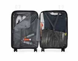 Mala de viagem 64 litros em plástico (casca dura), contém cadeado numérico TSA. Compartimentos com bolso telado e cinta compressora para roupas. A mala possui duas alças de mão, puxador retrátil com regulagem de tamanho, quatro rodinhas 360º e apoios laterais. Acompanha placa para personalização.
