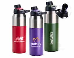 Com capacidade para 1l, feita de aço inoxidável com parede dupla e alça integrada, esta garrafa se destaca por sua tampa protetora magnética, que ao abri-lá fica firme no lugar, garantindo mais comodidade mesmo em movimento.