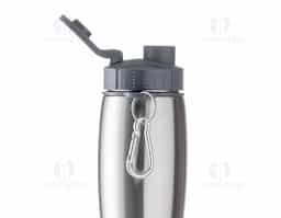 Squeeze inox 750ml com tampa plástica rosqueável e abertura superior, acompanha mosquetão. Tem a parte inferior emborrachada.