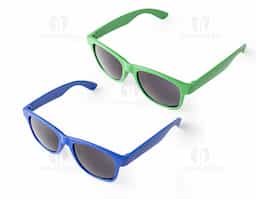Óculos de sol confeccionado em material plástico, oferecendo leveza e resistência para uso diário. Ideal para proteção ocular em ambientes externos.
