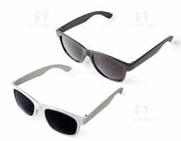 Óculos de sol confeccionado em material plástico, oferecendo leveza e resistência para uso diário. Ideal para proteção ocular em ambientes externos.