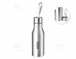 Garrafa de inox com capacidade de 500ml, equipada com tampa rosqueável e alça de nylon embutida na tampa, facilitando o transporte. Resistente e funcional para uso diário.