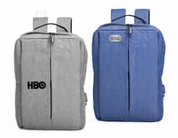 Mochila de poliéster com capacidade de 21 litros, ideal para trabalho ou escola. Possui alças ajustáveis, dois compartimentos, sendo um principal com divisórias, entrada USB e espaço para notebook de até 14". Conta ainda com bolso extra com zíper e engate para mala de viagem.