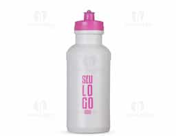 Squeeze de 500ml fabricado em plástico livre de BPA. Apresenta detalhe em relevo na parte superior e tampa rosqueável com bico de silicone, que proporciona praticidade no uso diário.