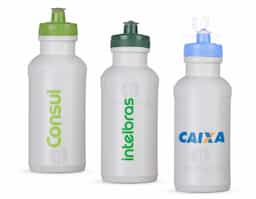 Squeeze de 500ml fabricado em plástico livre de BPA. Apresenta detalhe em relevo na parte superior e tampa rosqueável com bico de silicone, que proporciona praticidade no uso diário.