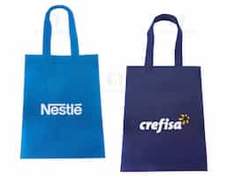 Uma substituta à altura para as sacolas plásticas por gerar menos impacto ao meio ambiente, esta sacola de TNT resistente à água com par de alças permite carregar itens leves do dia a dia ou ainda kits para eventos e campanhas promocionais. Possui costura termosselada que oferece ainda mais resistência e segurança à sacola, tornando-a ainda mais durável.