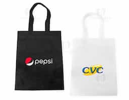 Uma substituta à altura para as sacolas plásticas por gerar menos impacto ao meio ambiente, esta sacola de TNT resistente à água com par de alças permite carregar itens leves do dia a dia ou ainda kits para eventos e campanhas promocionais. Possui costura termosselada que oferece ainda mais resistência e segurança à sacola, tornando-a ainda mais durável.