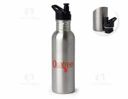 Squeeze em inox com capacidade de 700ml, ideal para hidratação no dia a dia ou atividades físicas. Conta com tampa rosqueável, bico plástico para facilitar o consumo e alça integrada que oferece praticidade no transporte. Resistente, durável e com design moderno, é uma excelente opção de brinde ou uso pessoal.  Deseja incluir alguma informação sobre cores ou personalização?