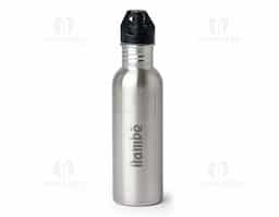 Squeeze em inox com capacidade de 700ml, ideal para hidratação no dia a dia ou atividades físicas. Conta com tampa rosqueável, bico plástico para facilitar o consumo e alça integrada que oferece praticidade no transporte. Resistente, durável e com design moderno, é uma excelente opção de brinde ou uso pessoal.  Deseja incluir alguma informação sobre cores ou personalização?