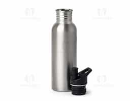 Squeeze em inox com capacidade de 700ml, ideal para hidratação no dia a dia ou atividades físicas. Conta com tampa rosqueável, bico plástico para facilitar o consumo e alça integrada que oferece praticidade no transporte. Resistente, durável e com design moderno, é uma excelente opção de brinde ou uso pessoal.  Deseja incluir alguma informação sobre cores ou personalização?